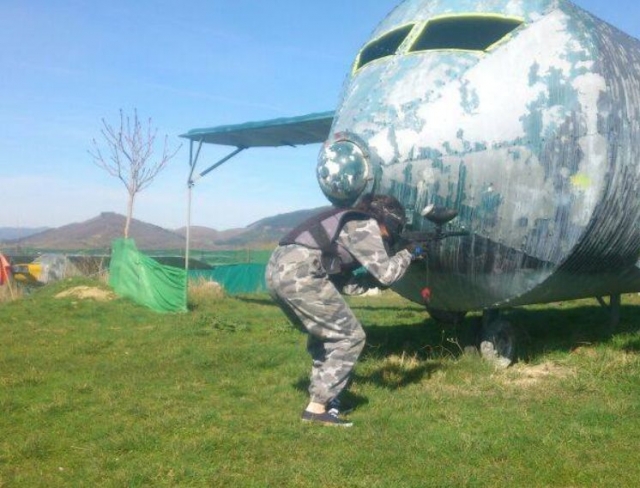 Escondida bajo el morro del avion.jpg
